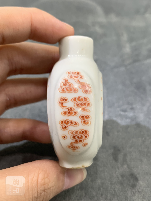 清晚期矾红云龙纹鼻烟壶 - 图5